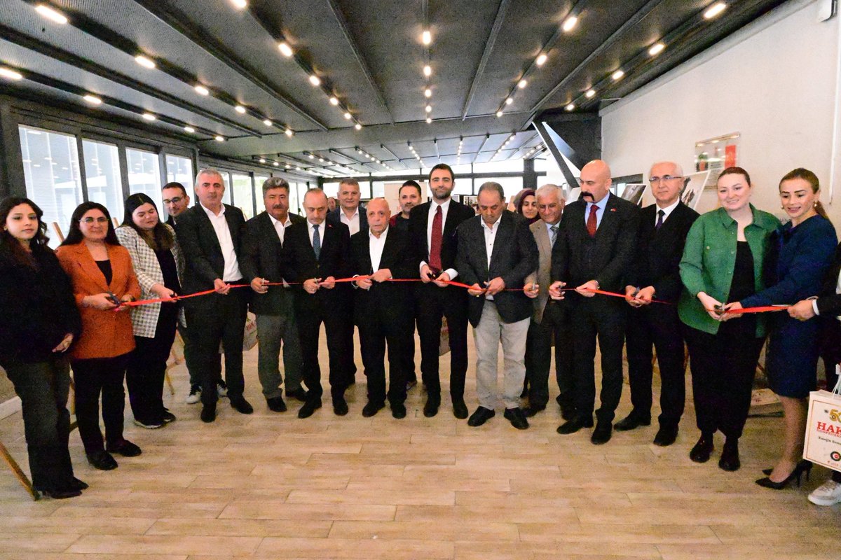 Fotoğraf, kelimelere ihtiyaç duymadan emeğin, alın terinin ve insan hikayesinin en güçlü ifadesidir. HAK-İŞ Konfederasyonumuz tarafından düzenlenen 6. Emek Fotoğrafları Yarışması Ödül Töreninde, emeğin ve sanatın buluştuğu anlamlı bir programa daha tanıklık ettik.