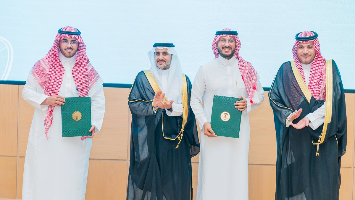 Nabt_app's tweet image. وقّعت نبت اتفاقية تعاون مع شركة تمور الراجحية للإنتاج الزراعي والحيواني بحضور معالي المهندس منصور المشيطي و د. عبدالعزيز بن مالك خلال منتدى التحالف السعودي لتقنيات الزراعة والغذاء.
نسعى مع شركائنا لبناء مستقبل زراعي مستدام قائم على التقنية والابتكار. 
#نبت #الأمن_الغذائي #الزراعة