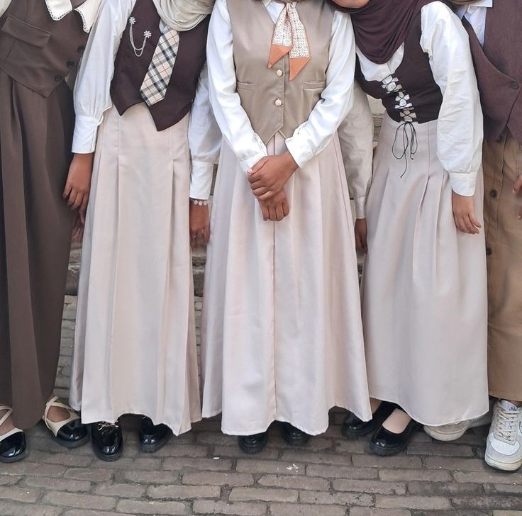 Tawarin vest dan dasi kaya gini, warna coklat