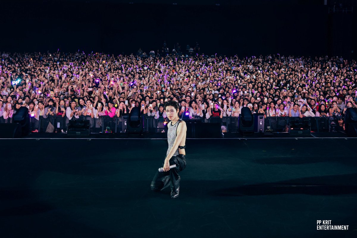 lavieskrit's tweet photo. the artist 🎤                     his fanclub 💎 https://t.co/UdtKI16JWo