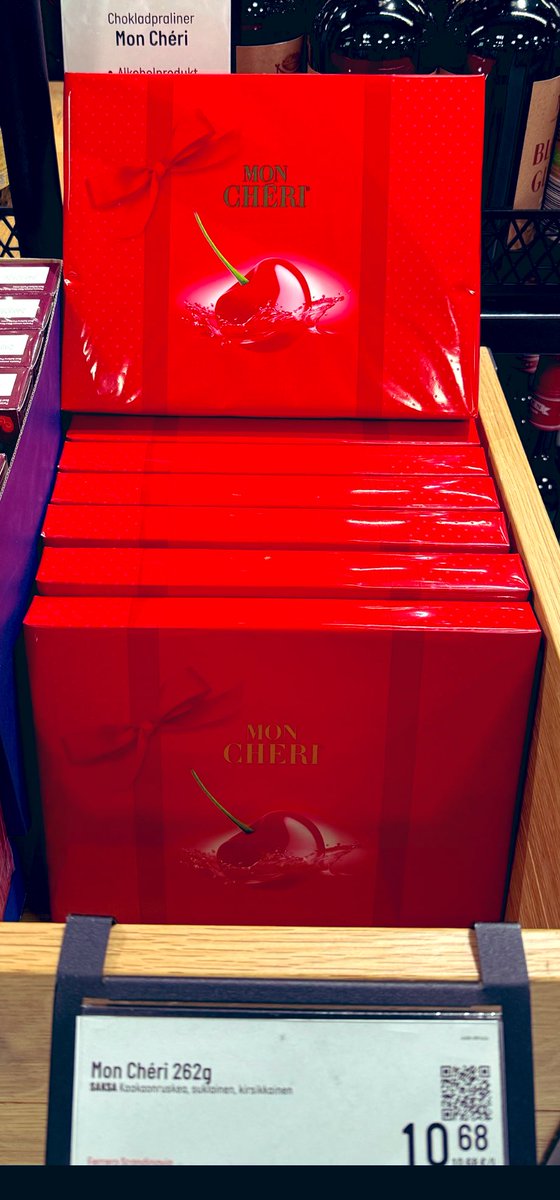 Elämme jälleen aikoja, kun sitä tuntee olevansa erityisen suomalainen. Mon Chéri -suklaakonvehdit vain Alkon hyllyiltä🤓 Ei mikään kyykkysuklaa💪🏼