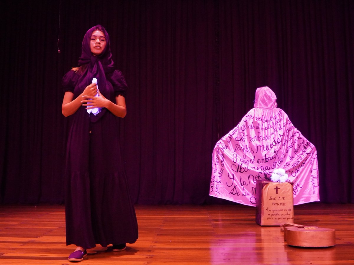 #ExtracurricularUNAE #GalaArtística #Guarania 

🎭 Noche de Gala Artística en la UNAE, en homenaje al Año de la Guarania.

Se presentó el ensamble músico-teatral “Regalo de Amor”, con la participación de estudiantes del Programa de Formación Extracurricular de la UNAE.