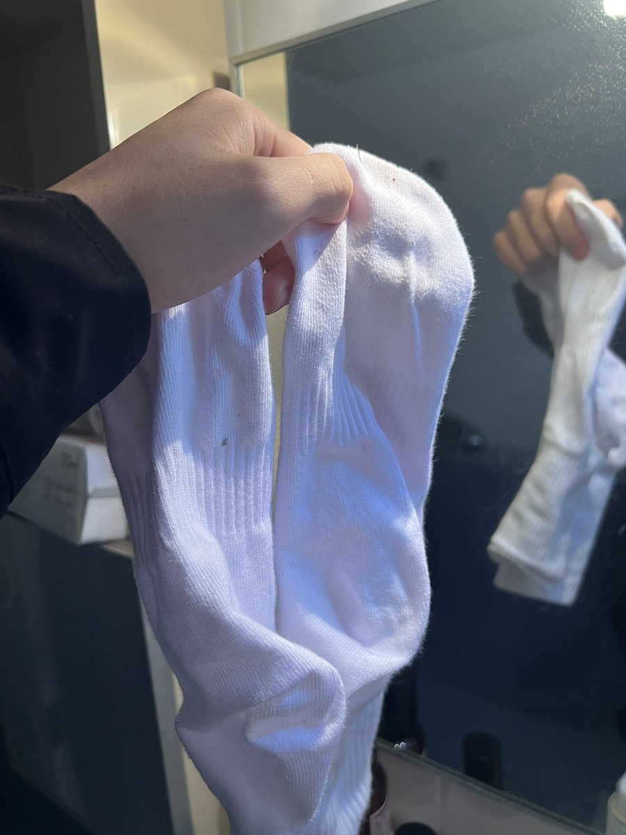 ran197042's tweet photo. 室友的同学过来住一晚，我盯上了他的鞋子里的白袜子，简直太诱人了，只可惜没有味道太干净了，希望下次可以有点味道我好狂吸 https://t.co/sQq2ylhrSx
