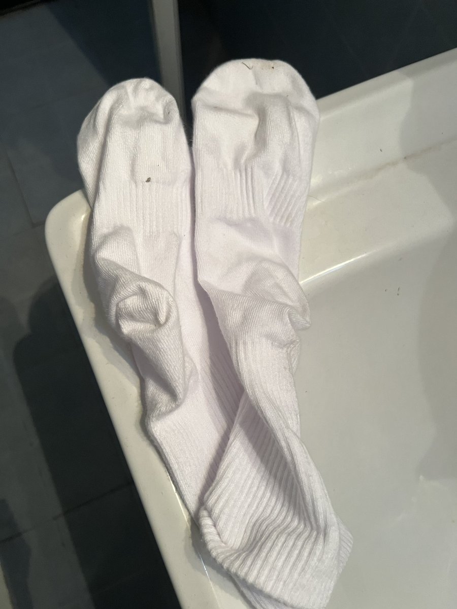 ran197042's tweet photo. 室友的同学过来住一晚，我盯上了他的鞋子里的白袜子，简直太诱人了，只可惜没有味道太干净了，希望下次可以有点味道我好狂吸 https://t.co/sQq2ylhrSx