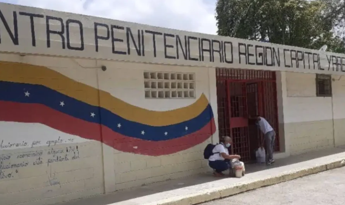 Clippve denunció amenazas y posibles agresiones contra privados de libertad en Yare II

Se reporta que varios detenidos habrían sido golpeados y que sus familiares fueron amenazados para que no denuncien.

Vía: <a href="/eldiario/">El Diario</a> 
caleidohumano.org/clippve-denunc…