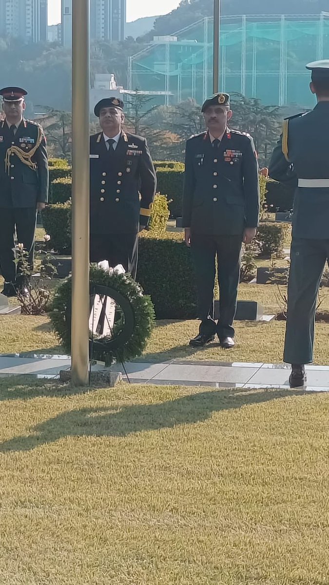 ia_awc's tweet image. Strengthening India–Republic of Korea defence cooperation 🇮🇳🇰🇷  
#AWC Delegation paid homage at the United Nations Memorial Cemetery, honouring the supreme sacrifice of heroes who participated in the Korean War.  
@adgpi @artrac_ia ⁦@SpokespersonMoD⁩