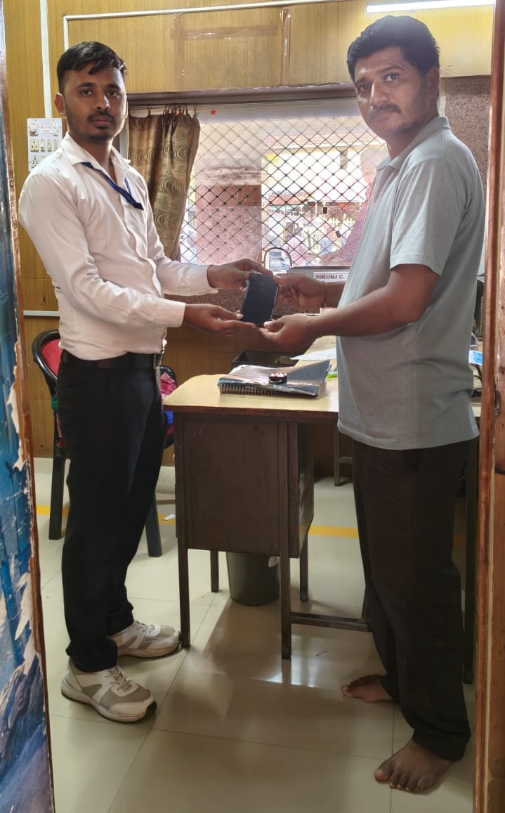 DRM_BVP's tweet photo. @WesternRly के कर्मचारियों द्वारा ईमानदारी की मिसाल!

04.11.2025 (मंगलवार) को ट्रेन संख्या 59234 भावनगर - सुरेन्द्रनगर पैसेंजर में यात्री श्री कल्पेश के. लखतरीया का मोबाइल भूलवश छूट गया था। एक अन्य सजग यात्री ने मोबाइल को धोला स्टेशन के टिकट काउंटर पर जमा कराया, जहाँ बुकिंग क्लर्क श्री जादव निकुंज ने सत्यापन के बाद मोबाइल उसके स्वामी को सुरक्षित रूप से लौटा दिया।

यात्री ने मोबाइल प्राप्त होने पर उस ईमानदार यात्री एवं रेलवे प्रशासन के प्रति आभार व्यक्त किया। 

@RailMinIndia @AshwiniVaishnaw @Gmwrly #IndianRailways #WesternRailway #BhavnagarDivision #Honesty #Integrity #RailSeva
