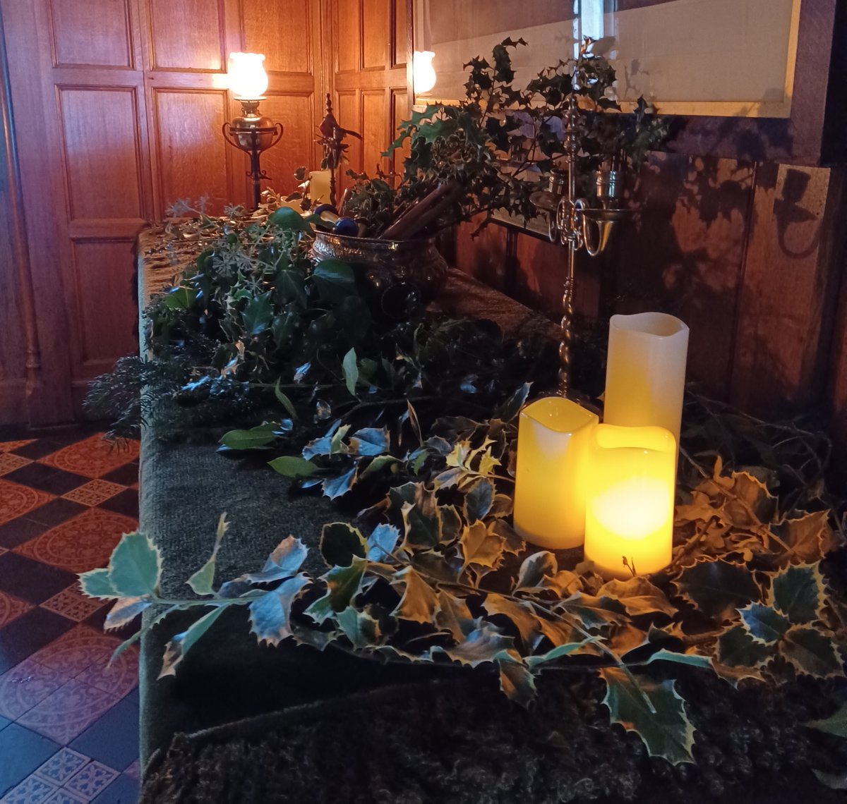 🎀Get ahead with your Christmas preparations at Gawthorpe Hall's wreath making workshop on Thursday 20 November. £15 per person, hot drinks and mince pies included, booking essential. 
Details of this and other Christmas events here tiny.cc/EventsAtGawtho…
 #GawthorpeHall