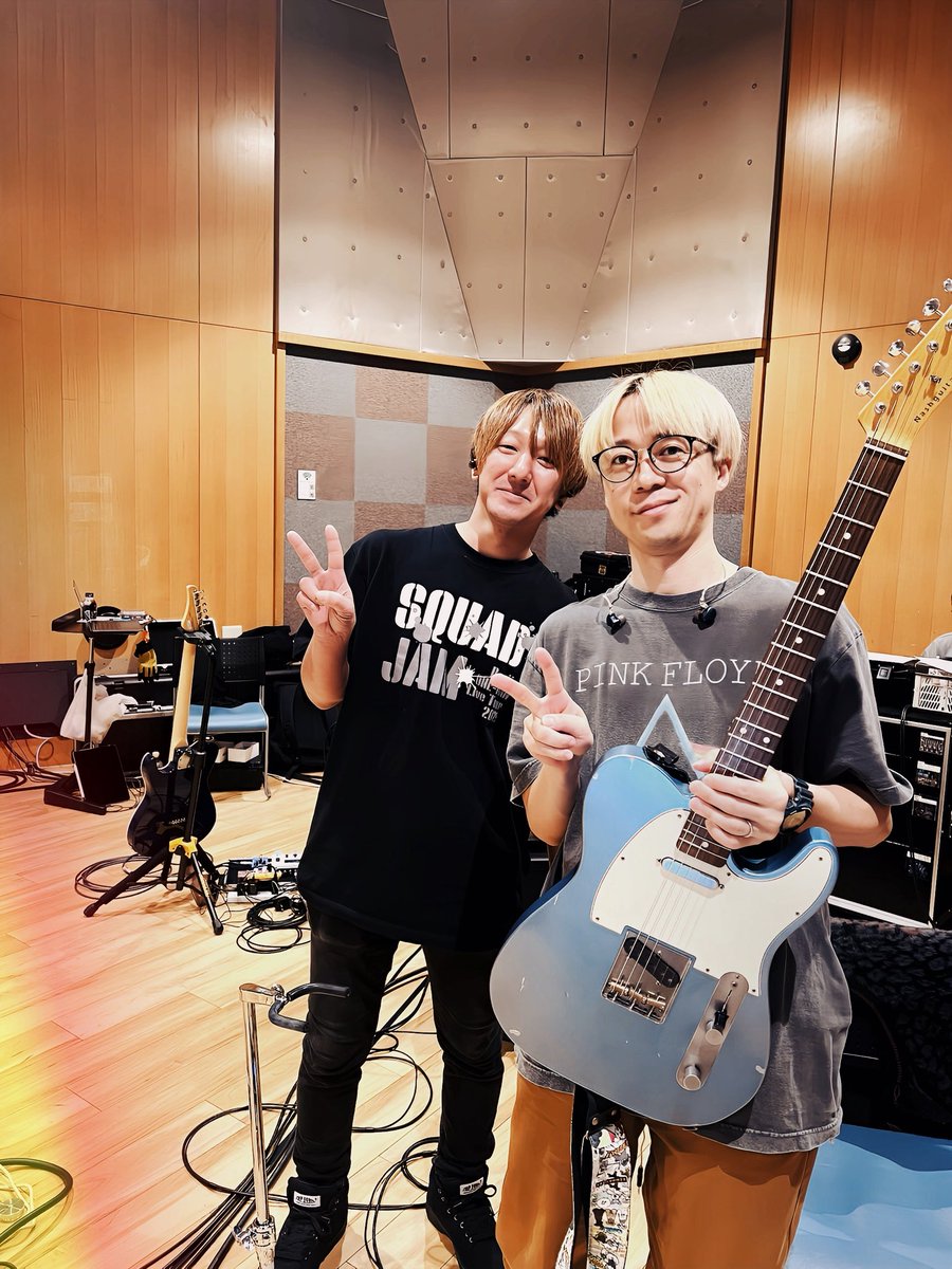Ryohey0401's tweet photo. Rehearsal…
#ReoNa 『HEART』ツアーリハーサル🎹
今日はオミーの誕生日🎊

ReoNaバンドには昨年から仲間入りしてくれましたが、気づけば長い付き合い。
自分のやりたい音楽を理解してくれて、昔からいつもすぐそばで支えてくれる最高のギタリストです🎸
オミーおめでとう！

そして振り向けば、楽器スタッフとして高校の同級生で、昔一緒にバンドをやっていたけっけがTeam ReoNaのTシャツを着て仕事しているという自分的にエモい光景。
高校生の頃けっけに誘われてなかったらバンドやってませんでした。つまり、今がない。

まるで自分が生きてきた道がここに詰まっているかのような、すごい世界線。
おかげでこの上ない安心感の中で演奏できます。

良いツアーになるように引き続き頑張ります！
アルバムも沢山聴いてください🎧
#ReoNa_HEART
#HEART_Tour