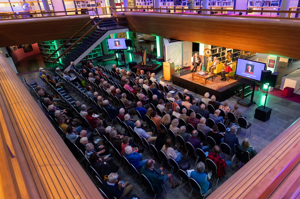 𝗜𝗻 𝗳𝗲𝗲𝘀𝘁𝘄𝘆𝗸𝗲𝗶𝗻 𝘆𝗻 𝗧𝗿𝗲𝘀𝗼𝗮𝗿 🎉 Met een literaire middag over het werk van de Friese schrijver Durk van der Ploeg en de lancering van duizenden gedigitaliseerde Friese volksverhalen van Ype Poortinga was het een prachtig literair feestweekend.🤩#terugblik