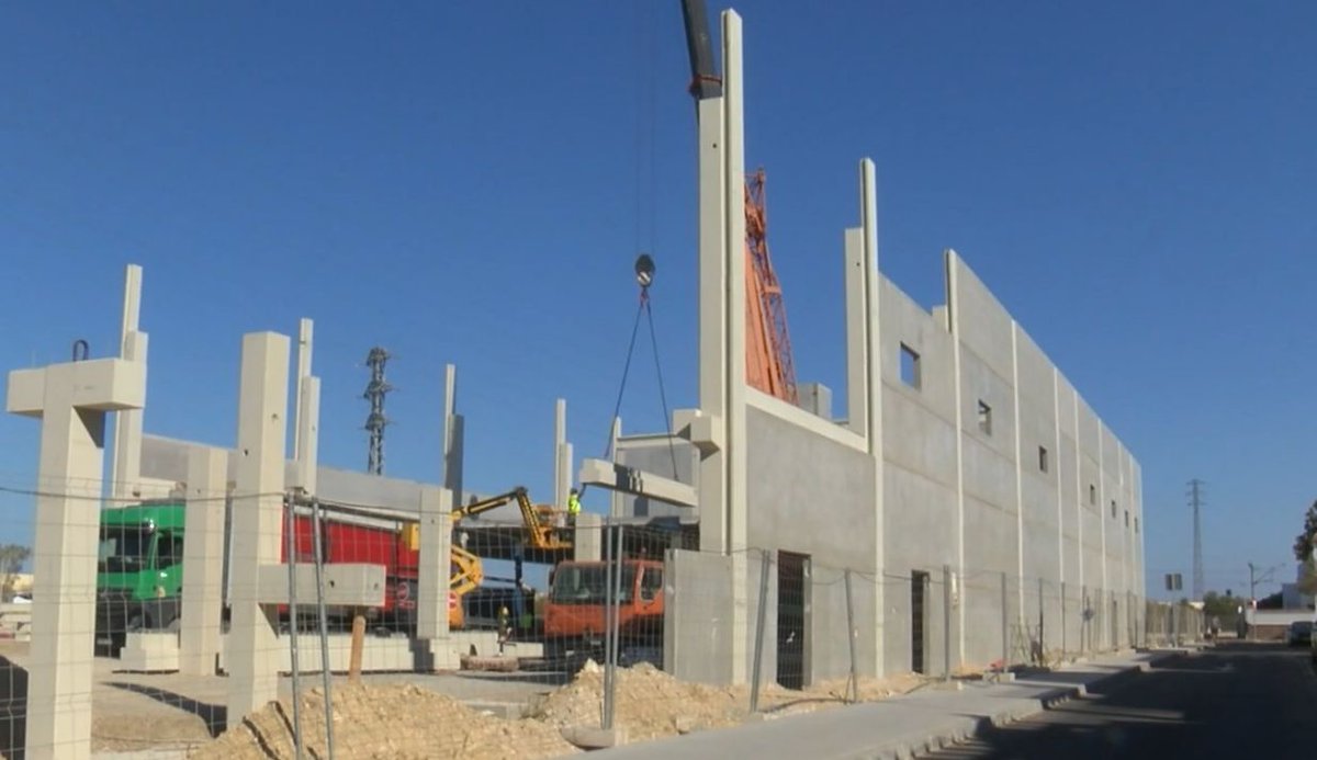 El concejal de Urbanismo atiende a los vecinos y vecinas de la calle Temporal para abordar las mejoras en el drenaje urbano puertoreal.es/noticia/el-con…