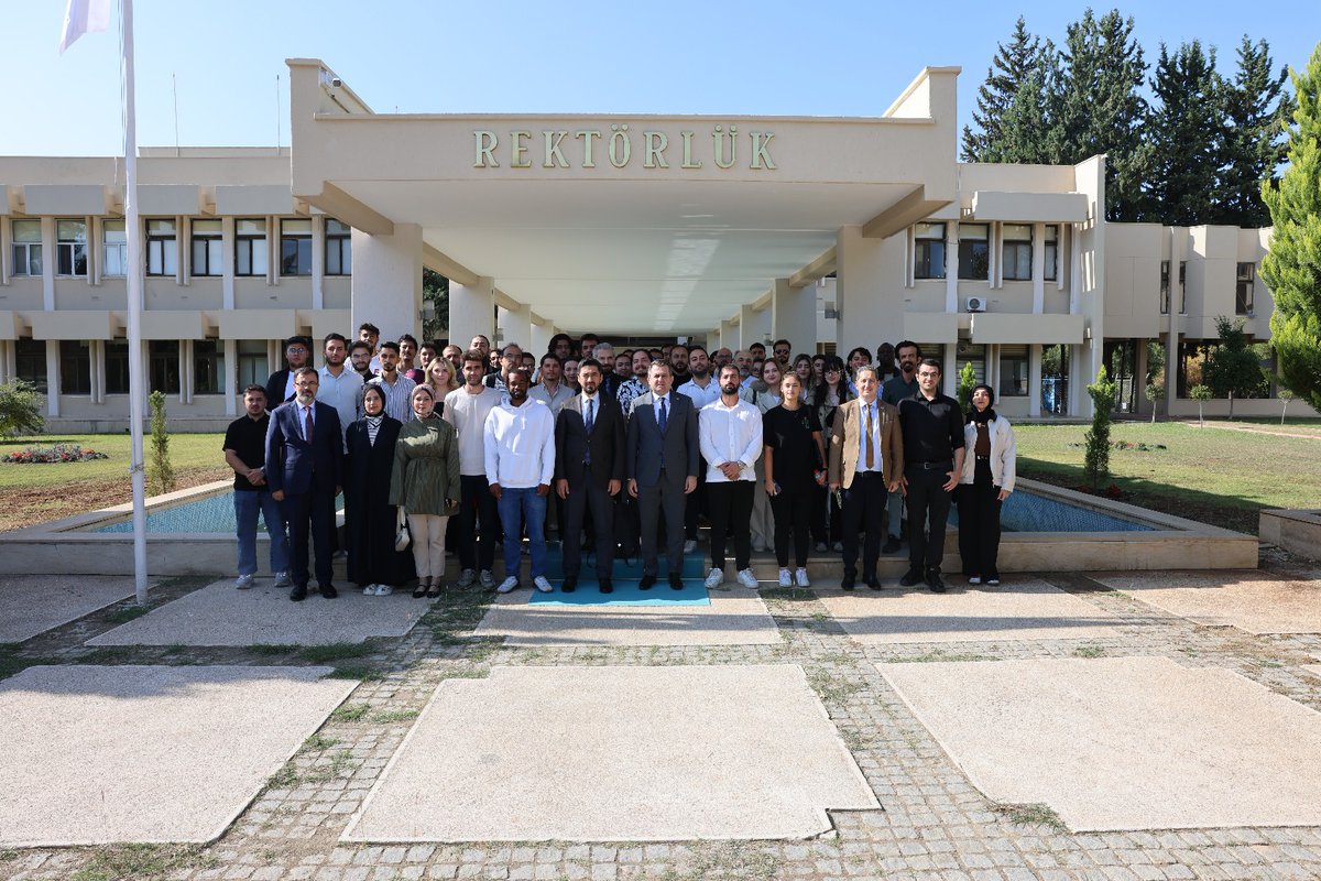 cukurovaedutr's tweet photo. 🎓 Rektörümüz Prof. Dr. Hamit Emrah Beriş, Cumhurbaşkanlığı İletişim Başkanlığı Adana Bölge Müdürü Sayın Mustafa Yalınız ve Çukurova Üniversitesi Öğrenci Toplulukları Başkanları ile bir araya geldi.
📍 Çukurova Üniversitesi Senato Salonu’nda gerçekleştirilen toplantıda, Cumhurbaşkanlığı İletişim Başkanlığı’nın “Liderlik Akademisi Projesi” ele alındı.
Toplantıda öğrenci topluluk başkanlarımıza proje hakkında detaylı bilgiler verilirken, üniversitemiz gençlerinin liderlik, iletişim ve toplumsal sorumluluk alanlarında aktif rol almasının önemi vurgulandı.
Liderlik Akademisi Projesinin, öğrencilerimizin geleceğin liderleri olarak yetişmesine katkı sağlamasını diliyor, Sayın Mustafa Yalınız’a ve toplantıya katılan tüm öğrencilerimize teşekkür ediyoruz. 
#ÇukurovaÜniversitesi #ÇÜ #LiderlikAkademisi #CumhurbaşkanlığıİletişimBaşkanlığı #ÇÜÖğrenciToplulukları #GençLiderler #ÇÜBilim