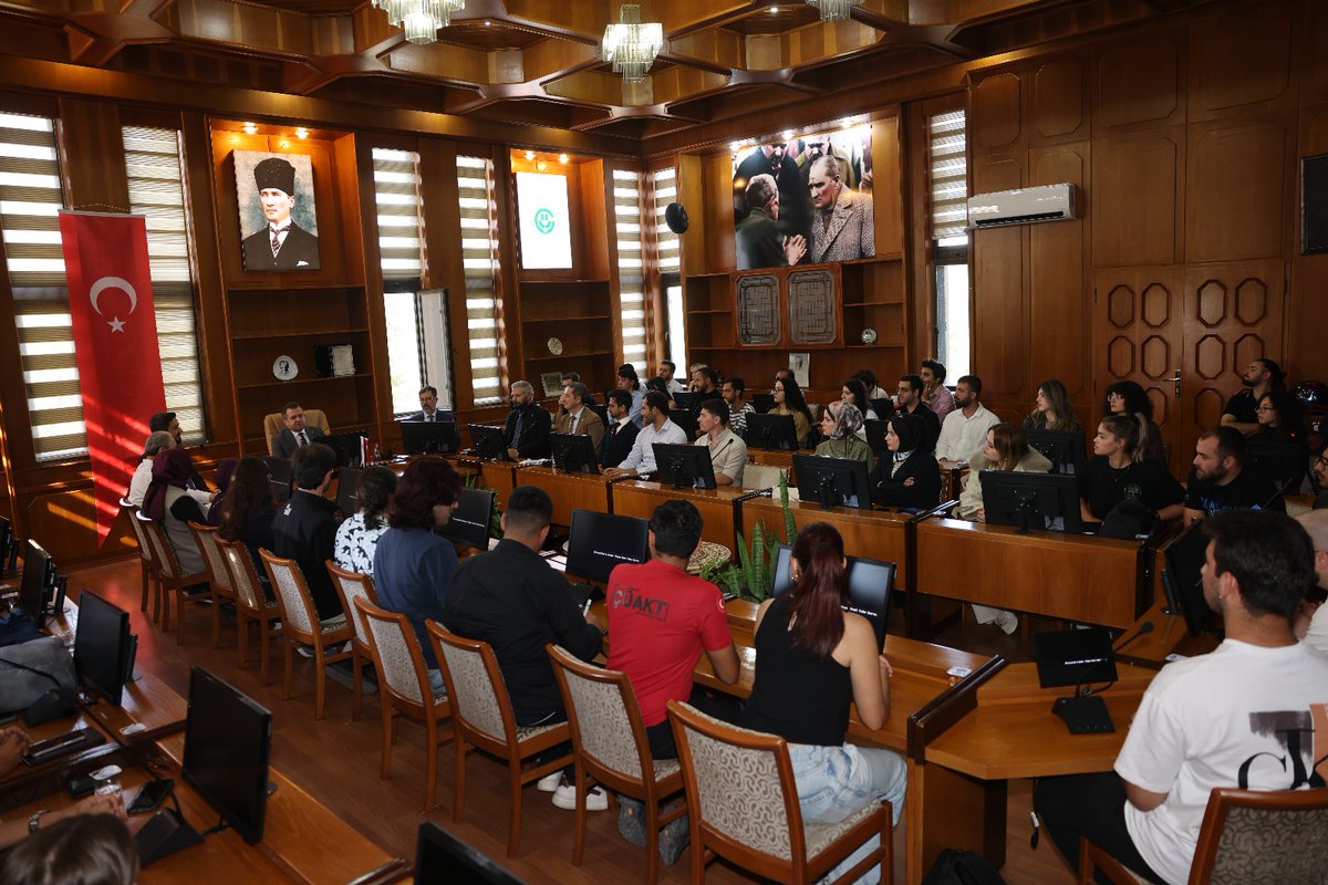 cukurovaedutr's tweet photo. 🎓 Rektörümüz Prof. Dr. Hamit Emrah Beriş, Cumhurbaşkanlığı İletişim Başkanlığı Adana Bölge Müdürü Sayın Mustafa Yalınız ve Çukurova Üniversitesi Öğrenci Toplulukları Başkanları ile bir araya geldi.
📍 Çukurova Üniversitesi Senato Salonu’nda gerçekleştirilen toplantıda, Cumhurbaşkanlığı İletişim Başkanlığı’nın “Liderlik Akademisi Projesi” ele alındı.
Toplantıda öğrenci topluluk başkanlarımıza proje hakkında detaylı bilgiler verilirken, üniversitemiz gençlerinin liderlik, iletişim ve toplumsal sorumluluk alanlarında aktif rol almasının önemi vurgulandı.
Liderlik Akademisi Projesinin, öğrencilerimizin geleceğin liderleri olarak yetişmesine katkı sağlamasını diliyor, Sayın Mustafa Yalınız’a ve toplantıya katılan tüm öğrencilerimize teşekkür ediyoruz. 
#ÇukurovaÜniversitesi #ÇÜ #LiderlikAkademisi #CumhurbaşkanlığıİletişimBaşkanlığı #ÇÜÖğrenciToplulukları #GençLiderler #ÇÜBilim