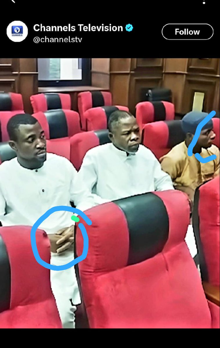 Zoom this guy hand and see what I'm seeing ooo