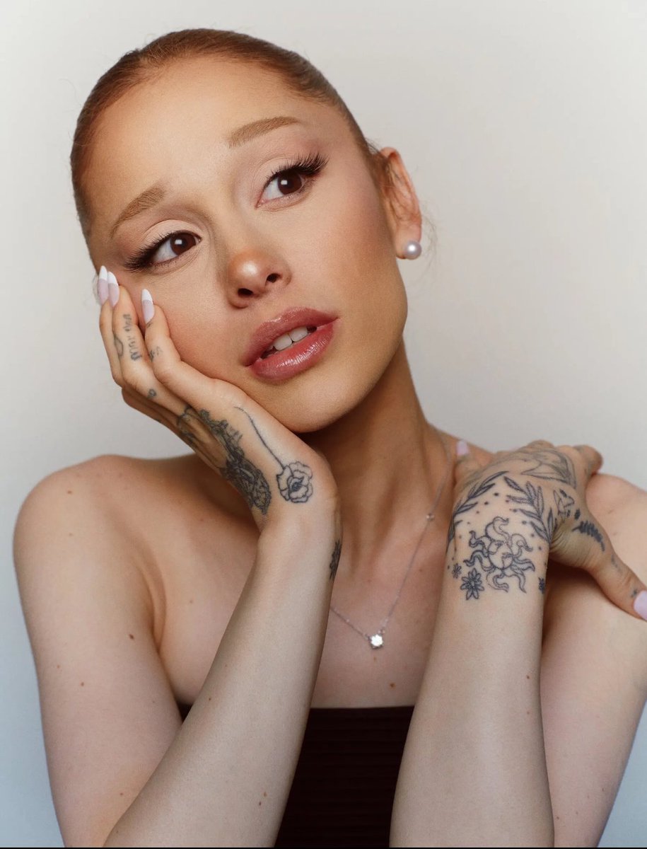 ARIANA GRANDEEEEE
