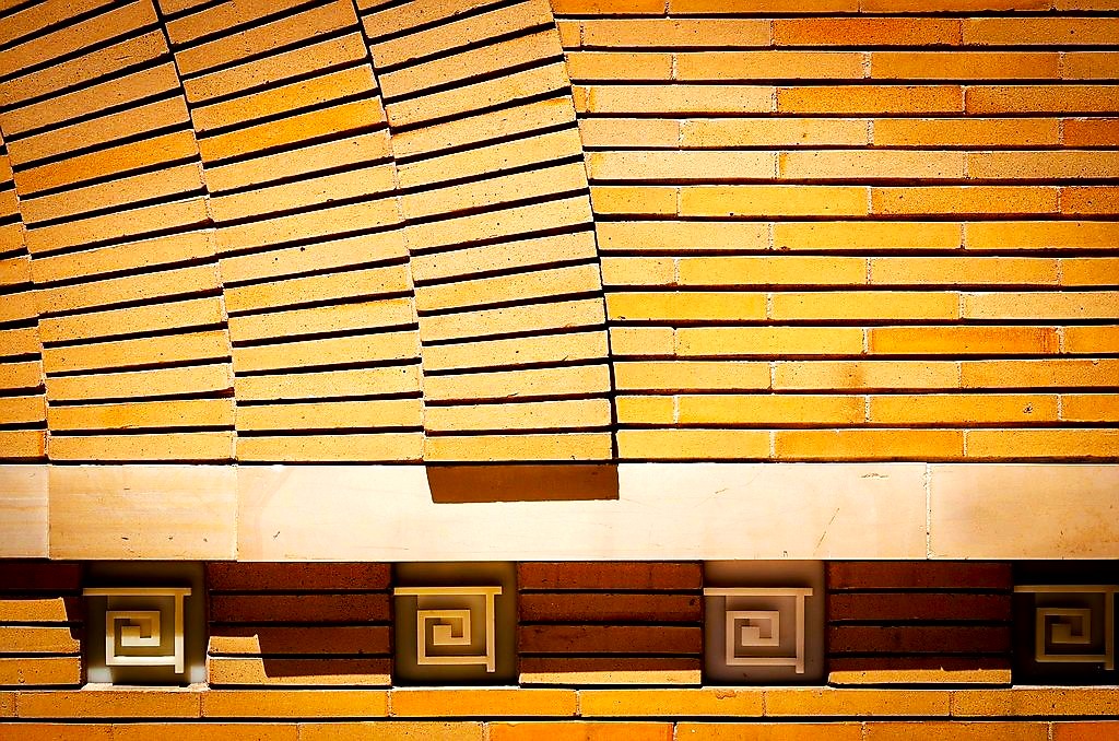 Frank Lloyd Wright:
"Todo arquitecto debe ser un gran intérprete original de su tiempo, de sus días y de su época."  Morris store-1948, San Francisco, USA.
📷Carol Highsmith.
#MiercolesEnladrillado