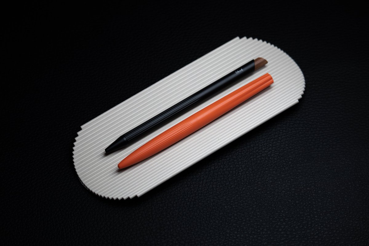 GA200000's tweet image. ＋STORIES | Original Kolor Design

SERRA AREIA / 砂

自然にある砂の色の表情を再現することを目指したトレー

角度によってラメが出て綺麗

ペンとの相性もGood

designed by 吉田真也

#designarttokyo2025