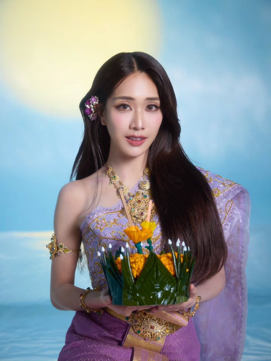 moonflowerxxxxx's tweet image. ตอนแรกก็งงว่าทำไมปีนี้ไม่มีคอนเทนต์วันฮาโลวีน เฉลยแล้วว่าปีนี้มาเก็บคอนเทนต์วันลอยกระทงนี่เอง ชุดไทยยิ้มหวานสมมงวิชวล T-Pop มาก ไทยคัลเจอร์เอยใด นี่แหละคนที่ดึงซิกเนเจอร์ตัวเองออกมาใช้ได้เก่งที่สุด น้องมายด์เก่งอะ  👏🏻