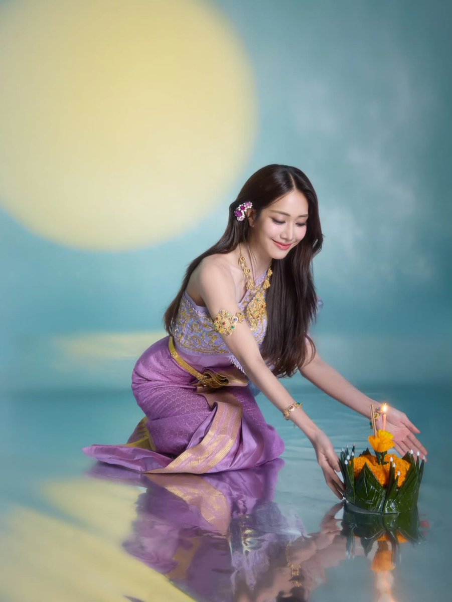 moonflowerxxxxx's tweet image. ตอนแรกก็งงว่าทำไมปีนี้ไม่มีคอนเทนต์วันฮาโลวีน เฉลยแล้วว่าปีนี้มาเก็บคอนเทนต์วันลอยกระทงนี่เอง ชุดไทยยิ้มหวานสมมงวิชวล T-Pop มาก ไทยคัลเจอร์เอยใด นี่แหละคนที่ดึงซิกเนเจอร์ตัวเองออกมาใช้ได้เก่งที่สุด น้องมายด์เก่งอะ  👏🏻