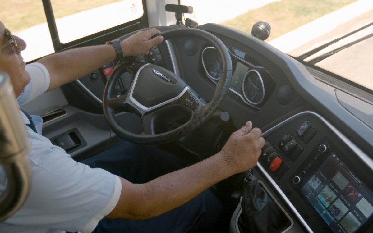 Al volante, llevamos lo más valioso: tu confianza. Conduciendo con responsabilidad, cada viaje es un compromiso con tu seguridad y puntualidad.
#TransGaviotaCuba #TurismoSeguro #Cuba