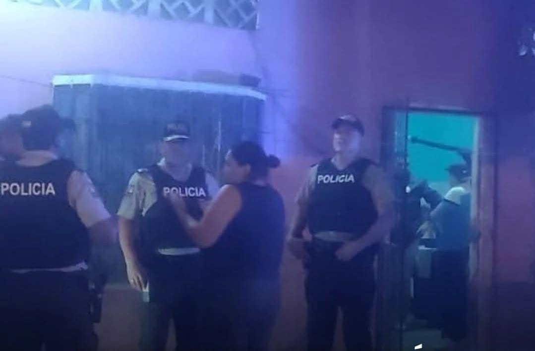 EcEnDirecto's tweet image. #ATENCIÓN
Una reunión entre amigos terminó en tragedia en #Ricaurte, cantón #Urdaneta, donde cinco jóvenes fueron ejecutados en una casa #abandonada durante la madrugada de este martes. Testigos relatan que un grupo #armado irrumpió de forma violenta y abrió fuego sin dejar