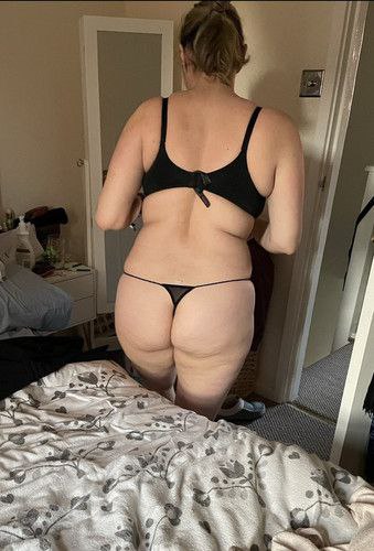 امك اجت لعندك وهي لابسه هيك لا تخليها تحكي ولا كلمه فورا مسكها ونزيل فيها مص ولحس ونيك ولعب ببزازها لأنها مارح تجي لعندك بهل لبس الا وهي بدها تنتاك من ابنها فحلها وانت لا تقصر مع الكس يلي نزلت منو وغرقو لبنك وشبع امك الممحونة 
مافي أحلا من نيك الام