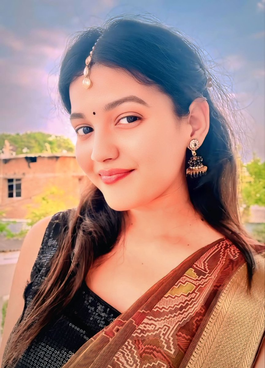 लाडली अपने पापा के अंगना की.. 😎