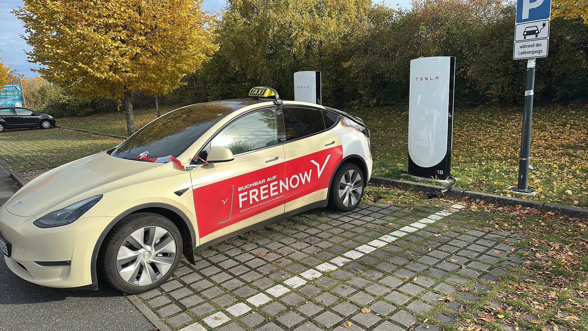 Electric_Maik's tweet image. A fire broke out at a Supercharger in Lübeck, Germany, while someone was charging. The exact cause is unknown. A German forum speculates that the fire started behind the charging port.
Currently, four stalls and one cabinet are closed. The other four stalls remain open.