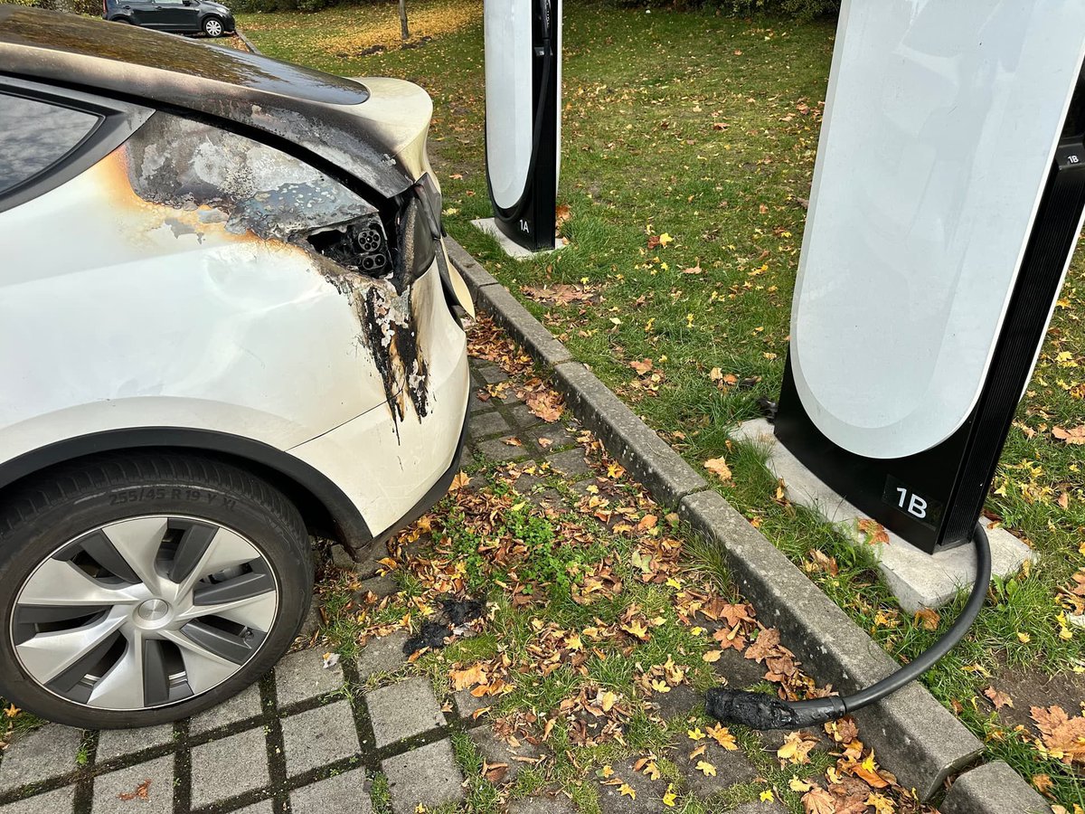 Electric_Maik's tweet image. A fire broke out at a Supercharger in Lübeck, Germany, while someone was charging. The exact cause is unknown. A German forum speculates that the fire started behind the charging port.
Currently, four stalls and one cabinet are closed. The other four stalls remain open.