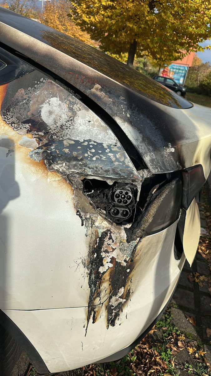 Electric_Maik's tweet image. A fire broke out at a Supercharger in Lübeck, Germany, while someone was charging. The exact cause is unknown. A German forum speculates that the fire started behind the charging port.
Currently, four stalls and one cabinet are closed. The other four stalls remain open.