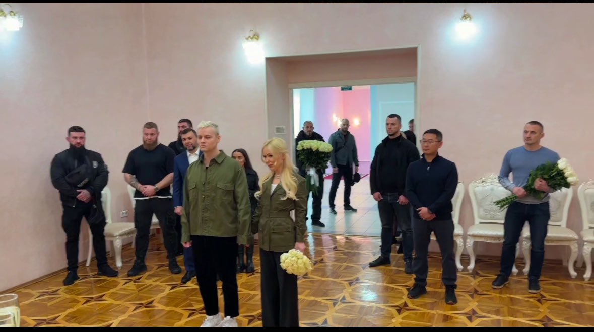 lavalony3's tweet photo. Почему твиттер молчит о браке Шамана и Мизулиной? 
Такой инфоповод ноября, а реакции не … https://t.co/aFEoCr1x66