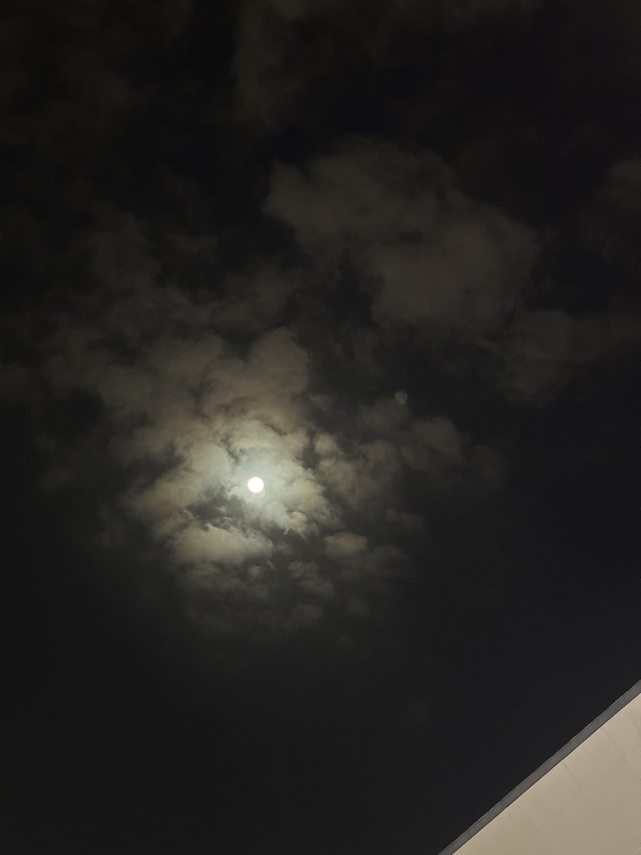 จันทร์กระจ่างจมทะเลประจิม