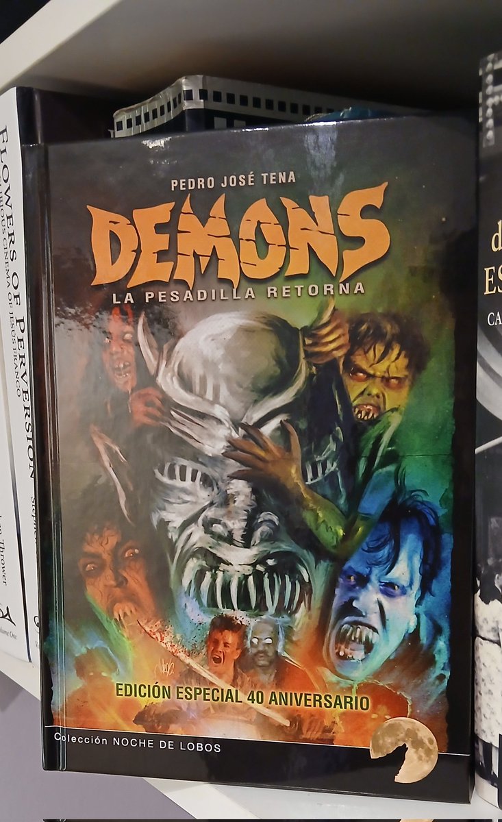 MisterDiabolik's tweet photo. Se ha hecho de rogar, pero al fin luce en mi estante cinéfilo el nuevo trabajazo de @pedrojosetena y @AppleheadTeam, que desentraña ese díptico tan diabólico, tan mítico y tan inolvidable que fue "Demons".
Ojalá cristalice una sorpresa q tenemos en el tintero en @VideoParadisoVP. https://t.co/1VIAiYXCXI