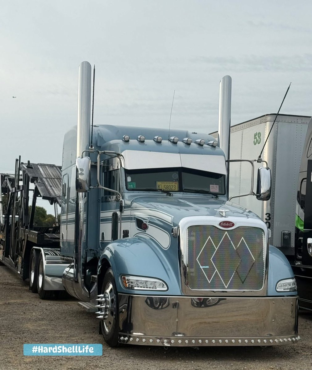 bobbi_mcgeeKY's tweet image. “1” Source Transportation out of Little Rock has this custom Peterbilt 386 looking snazzy. Love this drop bumper &amp;amp; grill! #HardShellLife  #Peterbilt #1source #parkinglot Parking Lots are just cool. 😎