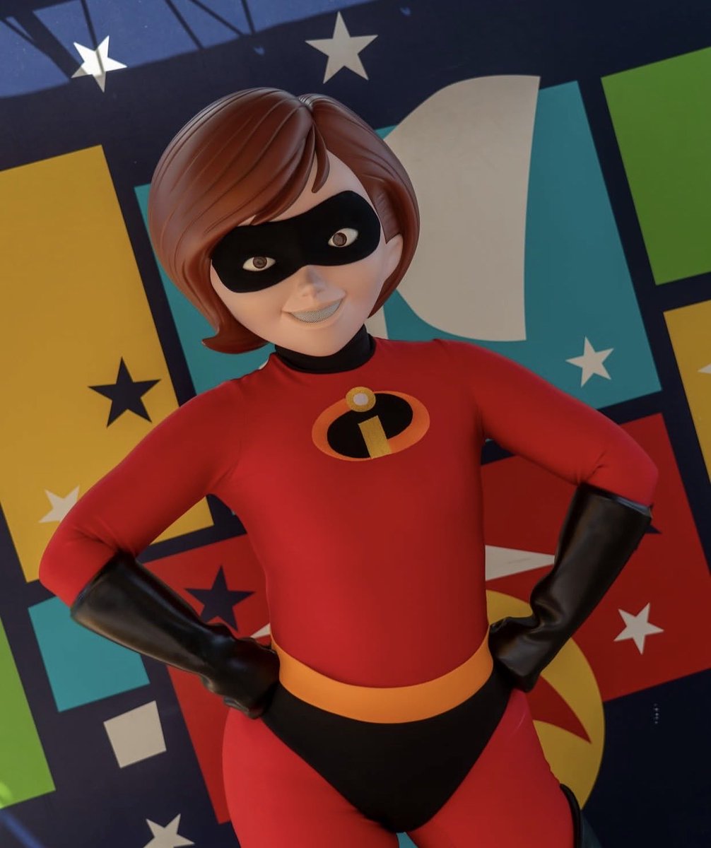 The Elastigirl at Disneyland Paris has reached another level — she’s way too thick！！！