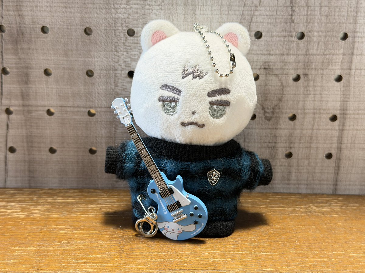 私も手に入れました🩷

あ、でもギターの向き逆だったかも！