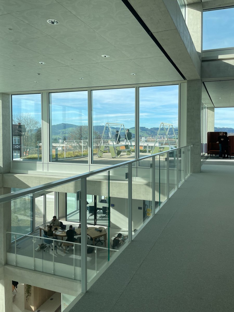 藤本壮介さんによる、ドイツ語圏で一番のビジネススクール、HSG のラーニングセンター。プレゼンの練習をしている学生が沢山。
全方向に開いて、周りの山々が見える開放的な空間構成で、スイスの風景をうまく取り込んでいる。外装、コンクリートのクオリティもとても高い。カフェの名前は「Sou’s」