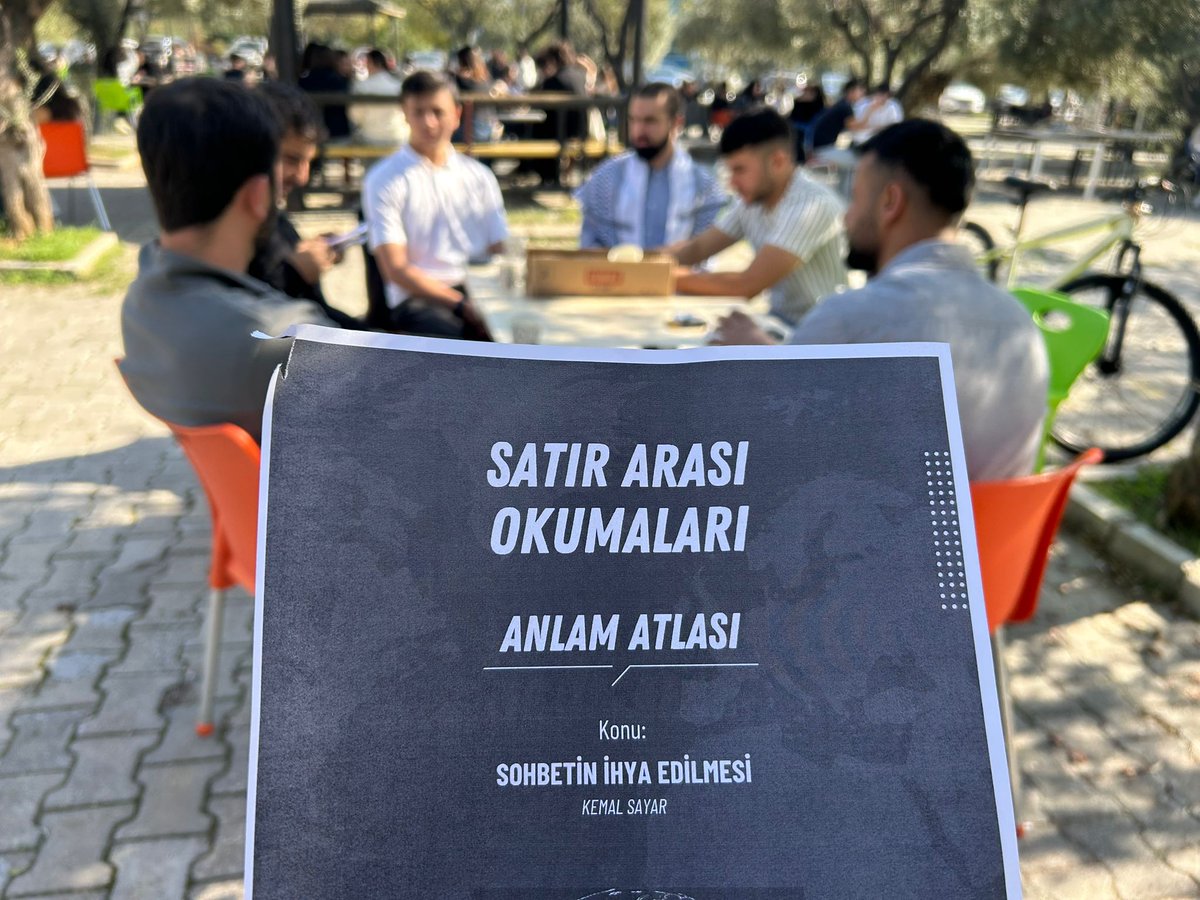Üniversite birimimiz haftalık ‘Satır Arası Okumaları’ dersini gerçekleştirdi. 🍃✨