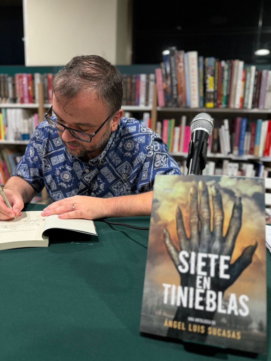 Ayer fue todo estupendo con <a href="/JessPalacios_/">Jesús Palacios</a>  presentando Siete en Tinieblas, entre grandes amigos, en <a href="/casadellibro/">Casa del Libro</a> de Fuencarral. La gira sigue y veréis muy pronto el siguiente destino. !!Nos vamos a Barcelona con <a href="/rubenstrigos/">Rubén Sánchez Trigos</a> de presentador!! <a href="/DolmenEditorial/">Dolmen Editorial</a> <a href="/JorgeIvanArgiz/">Jorge Iván Argiz</a>