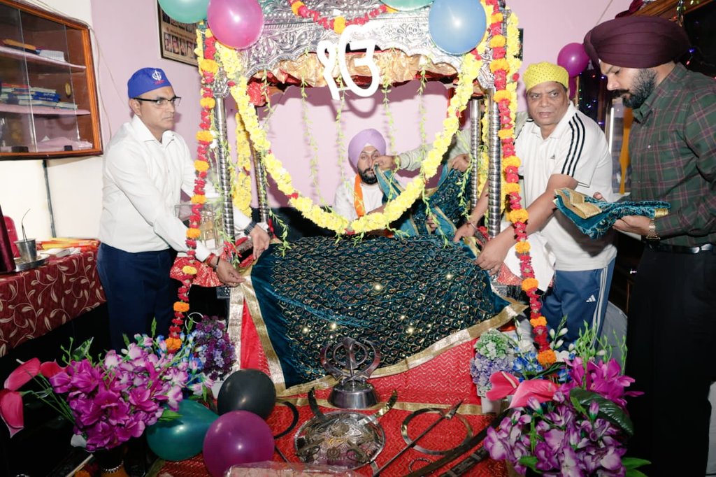 stcbsfbangalore's tweet image. The Birthday Celebration of Shri Guru Nanak Dev Ji Maharaj was observed with great devotion at STC BSF Bangalore. Shri Dinesh Kumar Yadav, IPS, IG STC Bangalore, BSF personnel and their families participated with great enthusiasm.
@BSF_India 
@BSF_ANO_Command
