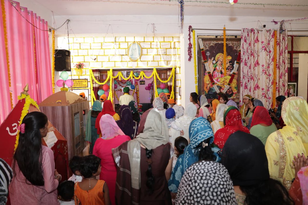 stcbsfbangalore's tweet image. The Birthday Celebration of Shri Guru Nanak Dev Ji Maharaj was observed with great devotion at STC BSF Bangalore. Shri Dinesh Kumar Yadav, IPS, IG STC Bangalore, BSF personnel and their families participated with great enthusiasm.
@BSF_India 
@BSF_ANO_Command
