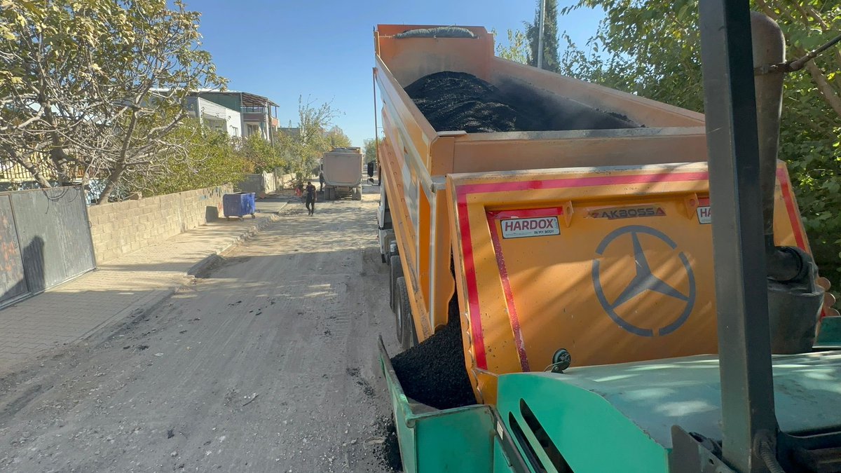 🚧 Tüm altyapısı yenilenen Sümerevler Mahallemizdeki 1750 nolu sokakta sıcak asfalt serim çalışmalarına devam ediyoruz.  

👷🏻Asfalt serim, yama ve yenileme çalışmalarımızı aralıksız sürdürüyor, daha güvenli ve konforlu bir Adıyaman için var gücümüzle çalışıyoruz.