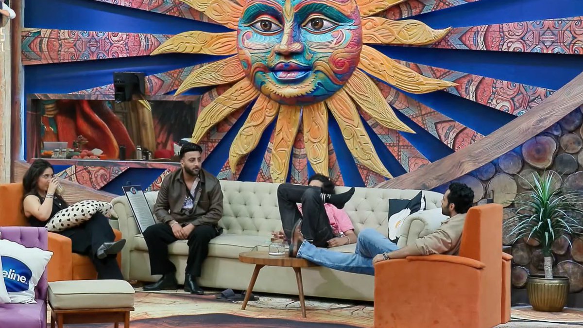 its_SanyHere's tweet image. Sare Bhediyon ko Ekattha Hona pad Raha hai ek akeli Sherni Ko Harane ke Liye 🤣🤡👈

Ab ye Nibbe log Makeup Chhupayenge 🤣

Meanwhile Hana DGAF to Them..

#FarrhanaBhatt #BiggBoss19 #BB18