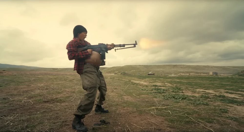 Битва за битвой.
Герой ДиКаприо словно из "Однажды в Голливуде" и "Не смотрите наверх", но совсем бестолковый. Глав злодей на автомате сам по себе получает от своих, ок. Но дважды?
Всё же ПТА, все дела, удовольствие получил, но не проникся. Может стоит пересмотреть, и в оригинале