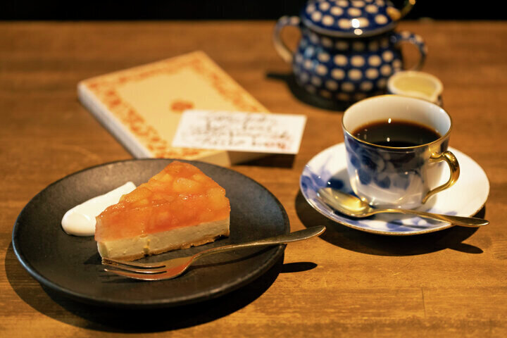 cotrip_twi's tweet photo. 都内のブックカフェをまとめてご紹介📚
会話禁止の静かなお店から、大型書店や記念館に併設のカフェ、図書館にいる気分で楽しめるお店まで、魅力的なスポットが勢ぞろいです。

詳しくはこちら⇒https://t.co/HsC3FW1vve https://t.co/1I8VZdF0Wl
