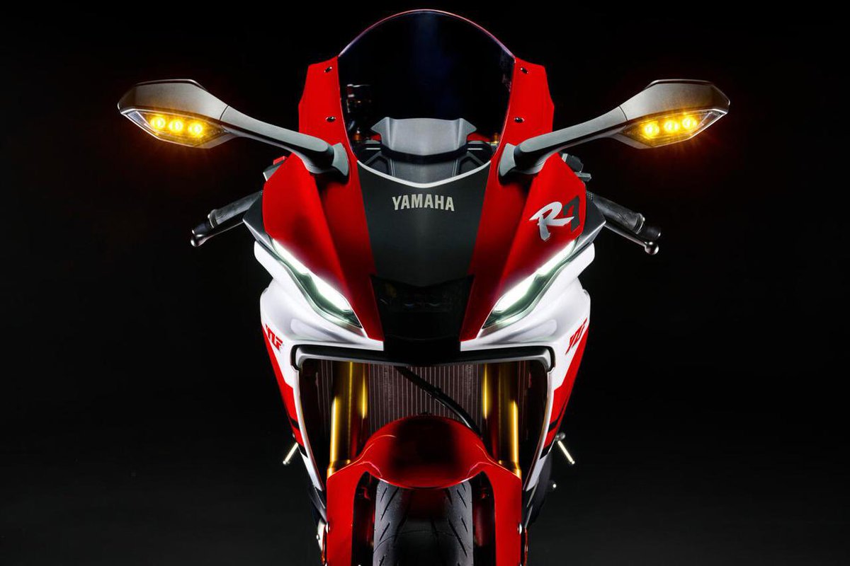 Proto_Mask's tweet image. 全く想定外のYAMAHA YZF-R7 大型アプデ、嬉しい
電子制御、6軸IMU、クイックシフター、ミラー一体型ウインカー、TFT液晶モニターとか売れ線まっしぐらなのは一旦置いといて
なにより見てくださいこのボデー！(ジャパネット初代高田社長)