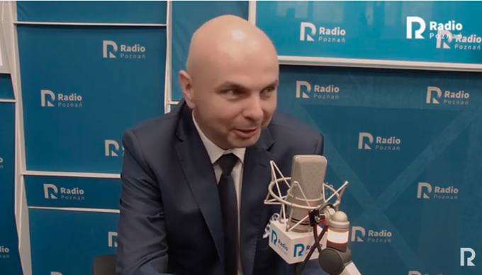 ‼️Daniel Jurkiewicz to neosędzia pobierający wynagrodzenie w Sądzie Okręgowym w Poznaniu. 

Ostatnio wielkie kontrowersje wywołało uchylenie jego wyroku przez sąd odwoławczy. Chodziło o wyrok dożywocia na zabójcy swoich bliskich. PiS wpadł w szał, widząc skandal w uchyleniu