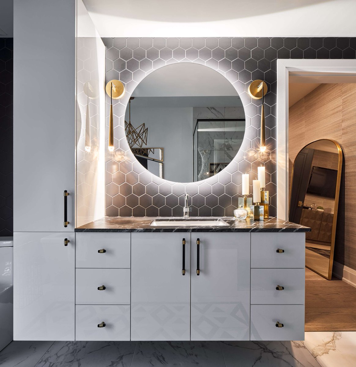 AstroDesign_Inc's tweet image. Defined by geometry, softened by light — a space that turns everyday rituals into quiet indulgence.
✨ Explore our projects and start yours →  astrodesigninc.com/gallery.html

#AstroDesignInc #DesignBeyondTime #EditorialInspiration #EnsuiteGoals #RefinedLiving #DesignThatFeels