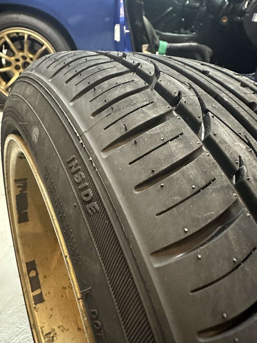 話題のシバNタイヤを週末の  #フリーダム走行会 用に組みました🛞

めっちゃ深溝でライフ長そう❤️

3速全開でドリフトやったるでぇぇᯓ☆

 #シバタイヤ