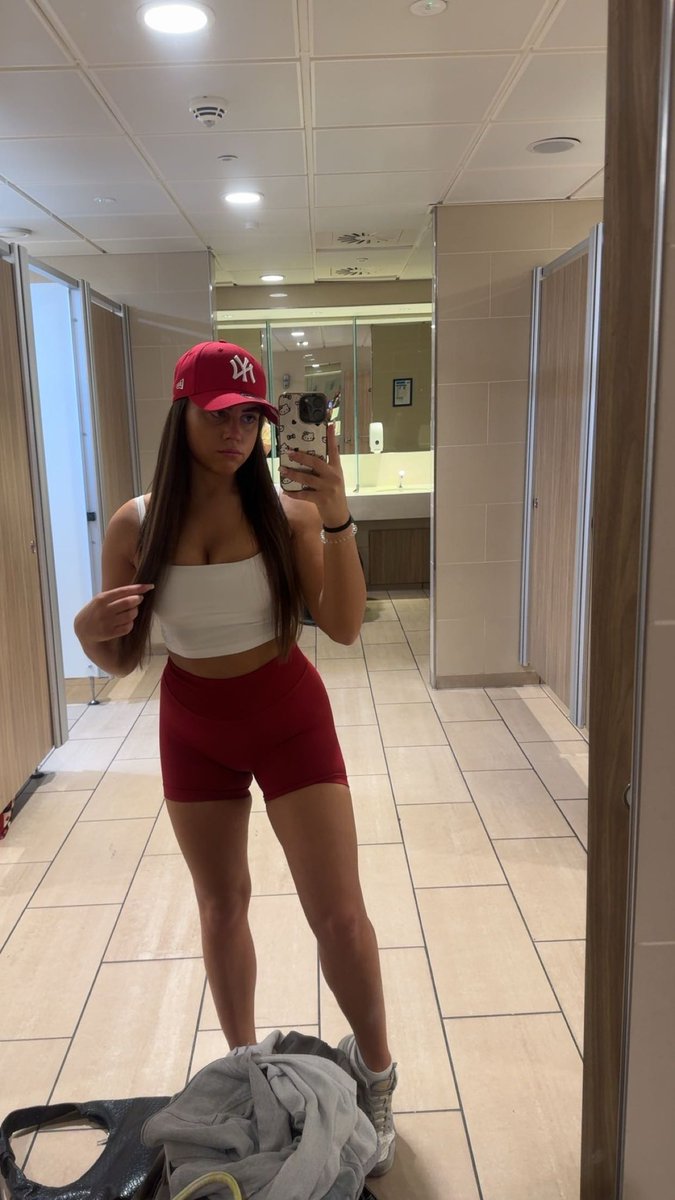 Nichexox's tweet photo. Can’t believe I left this hat on the plane 🥲 https://t.co/BZjllLgl1K